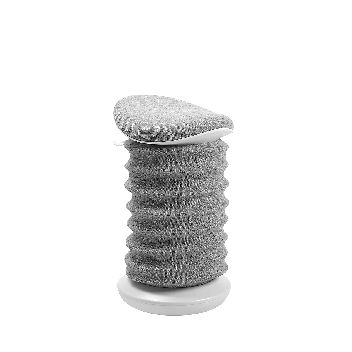 Grijs, geribbeld kussen op een witte basis, geïsoleerd op een witte achtergrond.