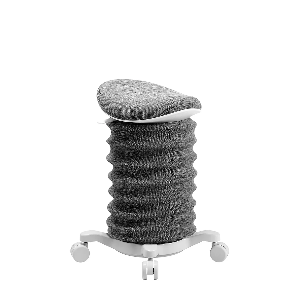 Een grijze ergonomische kruk, op een witte achtergrond, met wielen en een gegolfde zitting.