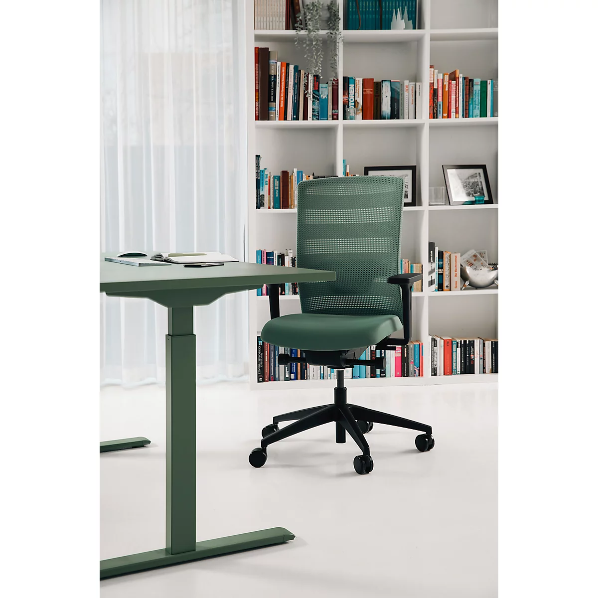 Topstar Sitness AirWork bureaustoel, met armleuningen, 3D autosynchroon mechanisme, voorgevormde zitting, netrugleuning, mint/zwart