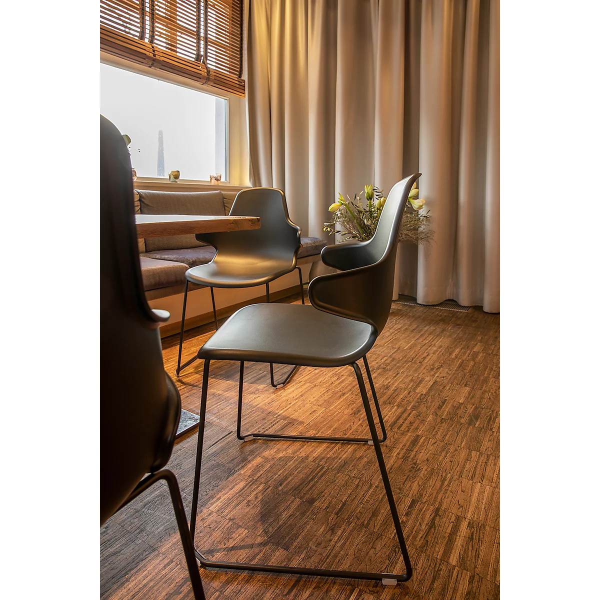 Topstar T2020 kuipstoel, sledeonderstel, ergonomische zitschaal, stapelbaar tot 4 stuks, zithoogte 450 mm, set van 2, met armleggers, zwart/zwart