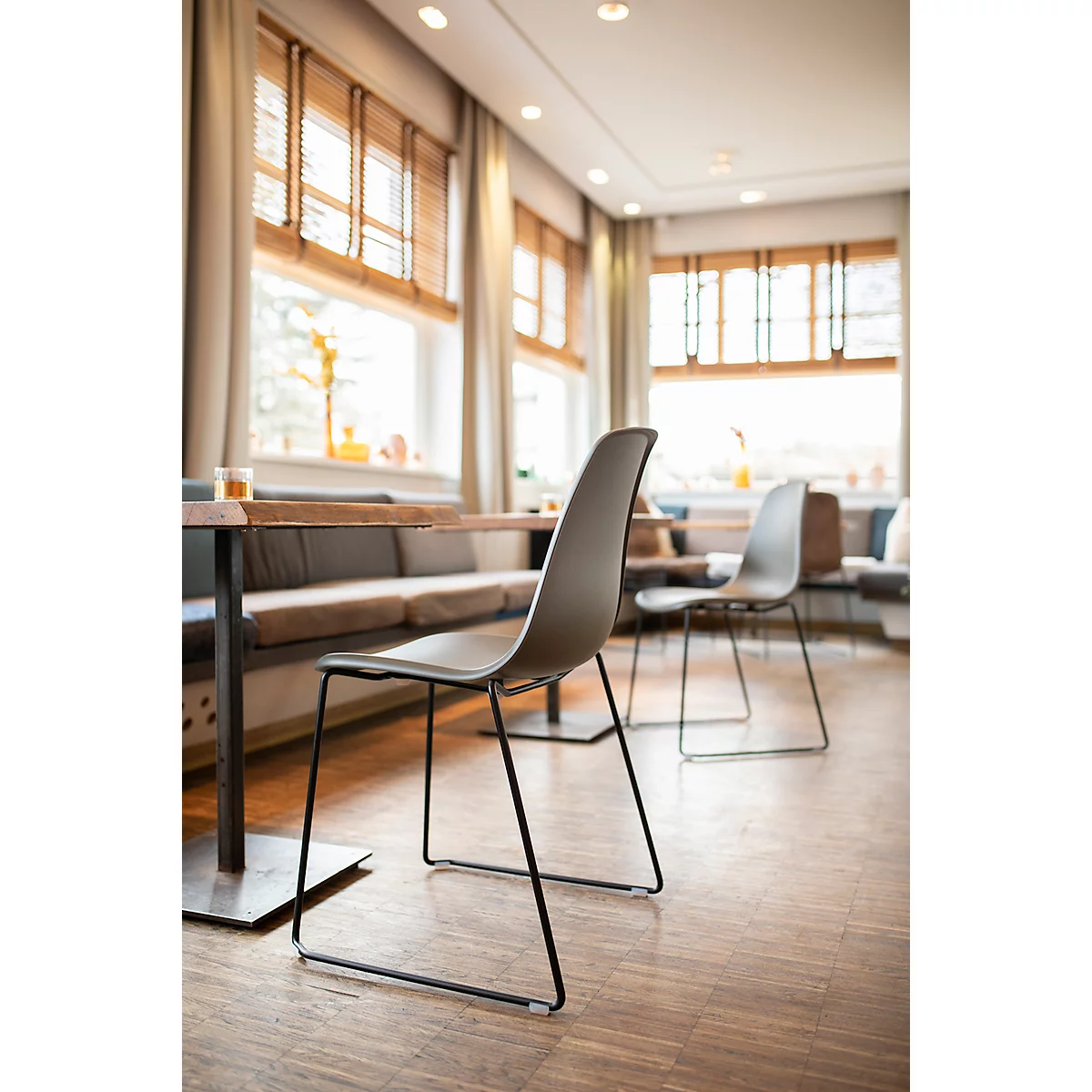 Topstar T2020 kuipstoel, sledeonderstel, ergonomische zitschaal, stapelbaar tot 4 stuks, zithoogte 450 mm, set van 2, zonder armleggers, zwart/zwart