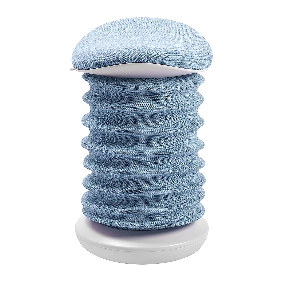 Oreiller de cou bleu et nervuré avec capuchon sur une assiette blanche, sur fond blanc.