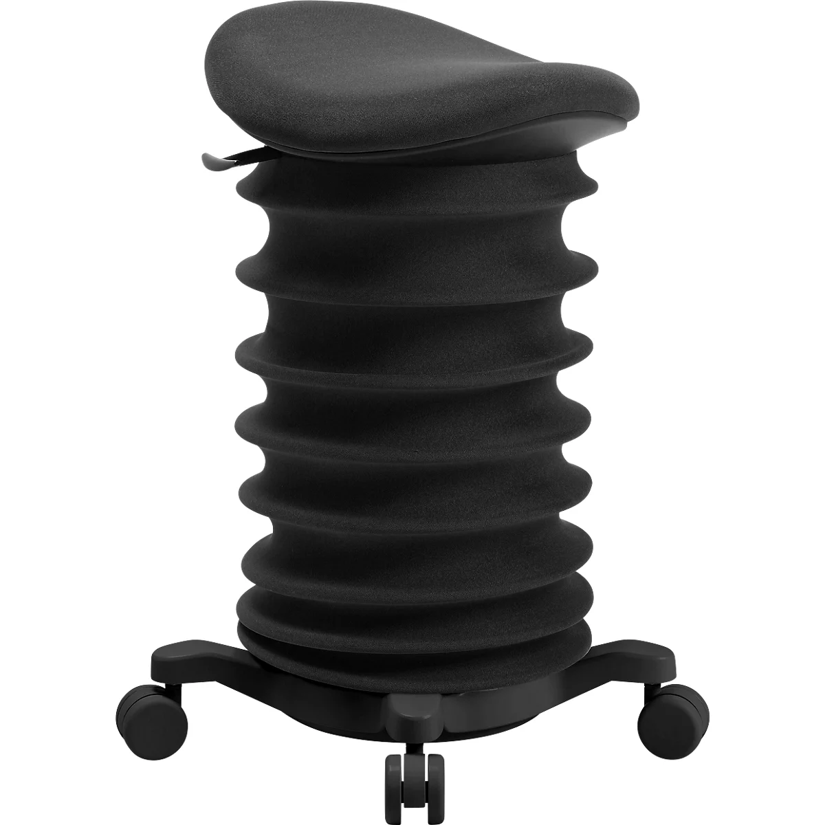 Chaise de bureau noire avec assise en forme de S et corps nervuré, sur roulettes.