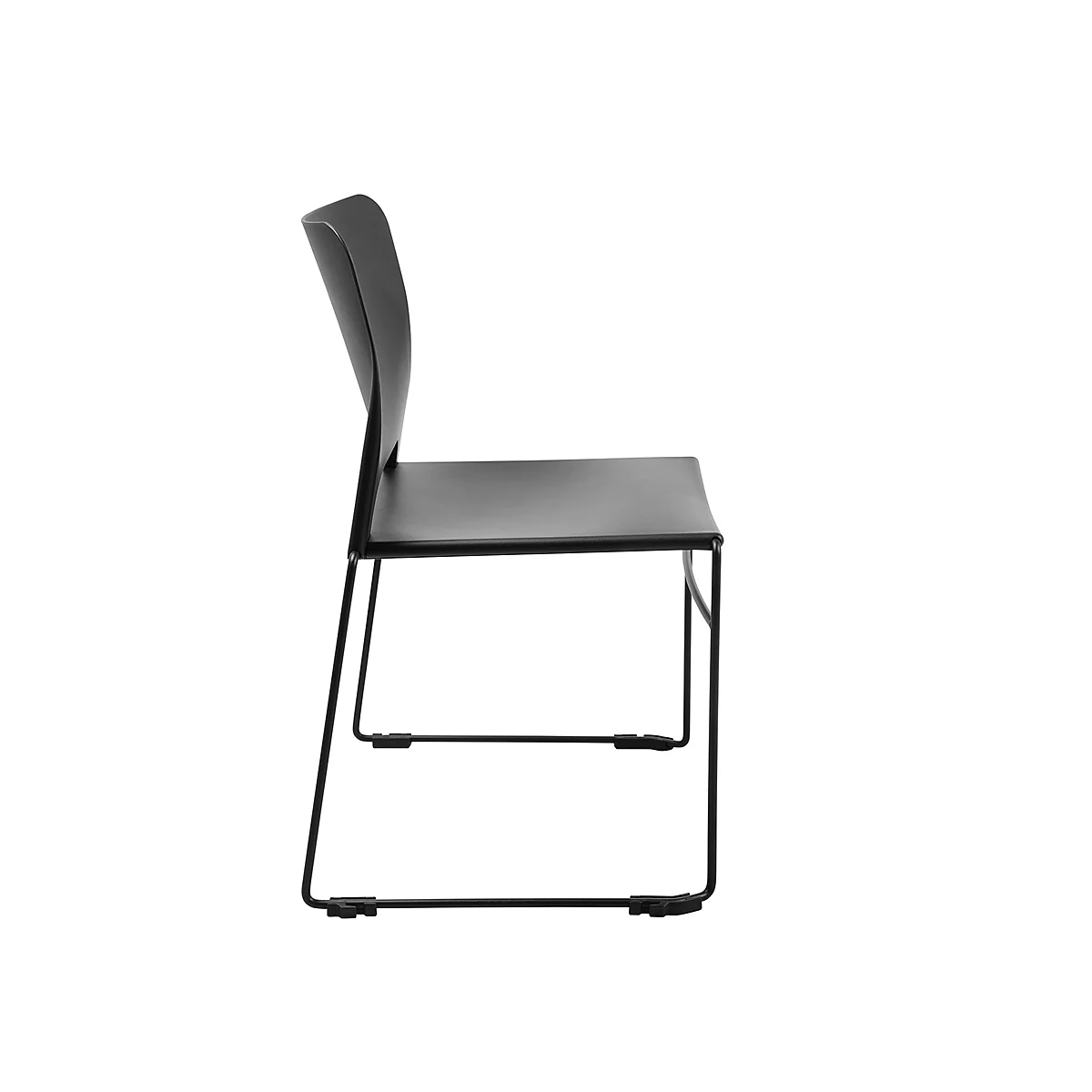 Zwarte stoel in profiel, strakke lijnen en minimalistisch design.