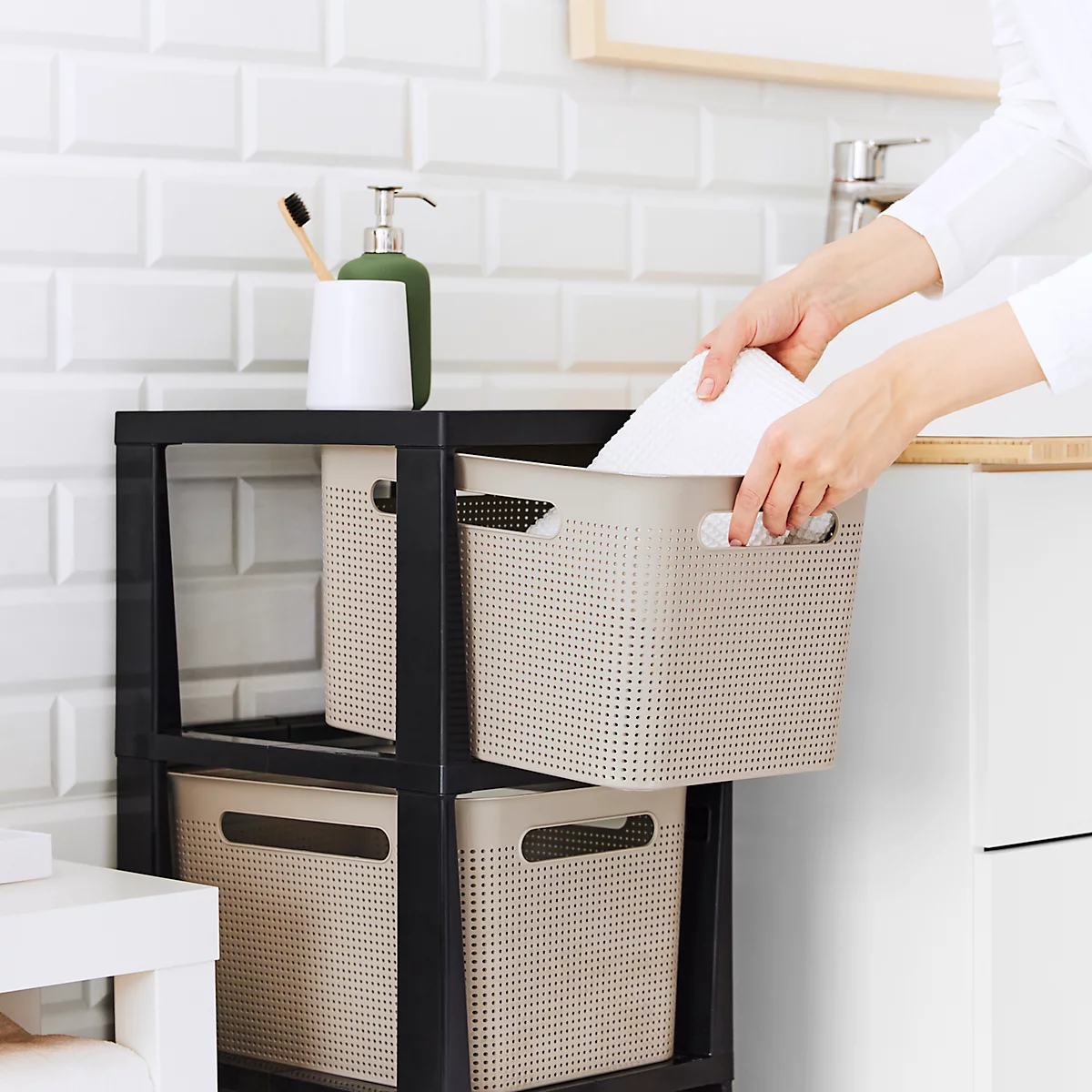 Tour de rangement BRISEN, avec roulettes, 3 x 16 litres, jusqu'à 30 kg, tiroirs amovibles des deux côtés, plastique recyclé, sans BPA, L 300 x l 366 x H 770 mm, cappuccino