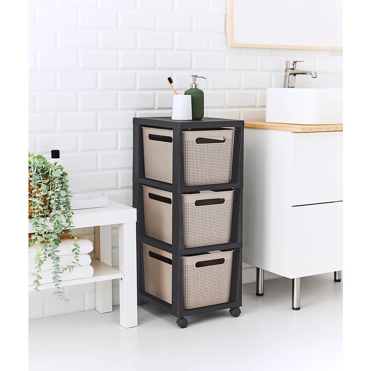 Tour de rangement BRISEN, avec roulettes, 3 x 16 litres, jusqu'à 30 kg, tiroirs amovibles des deux côtés, plastique recyclé, sans BPA, L 300 x l 366 x H 770 mm, cappuccino