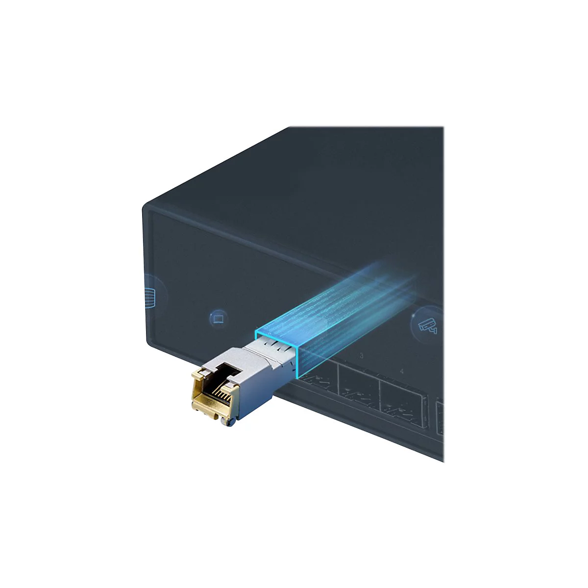 Ein grauer Netzwerkstecker wird in eine dunkle Box gesteckt, mit blauem Licht.