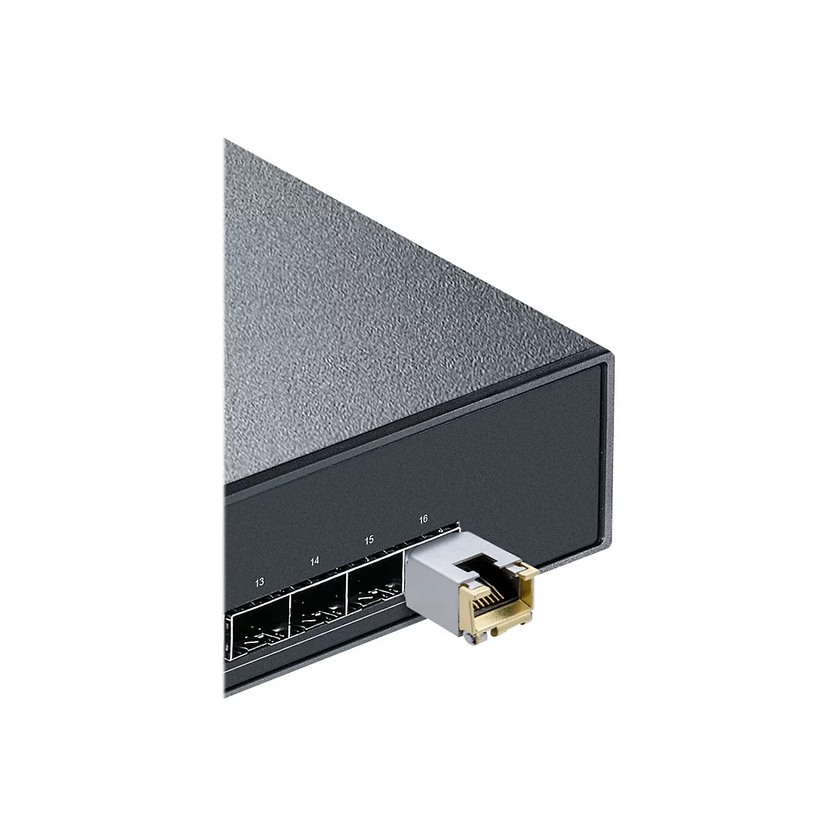 Nahaufnahme eines schwarzen Netzwerk-Switches mit einem eingesteckten RJ45-Stecker. Ports mit Nummern 13-16 sind sichtbar.