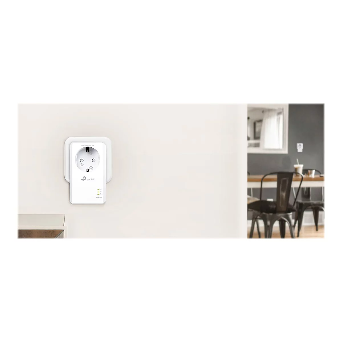 Ein weißer TP-Link Powerline Adapter steckt in einer Steckdose an einer Wand. Im Hintergrund ein unscharfer Essbereich.