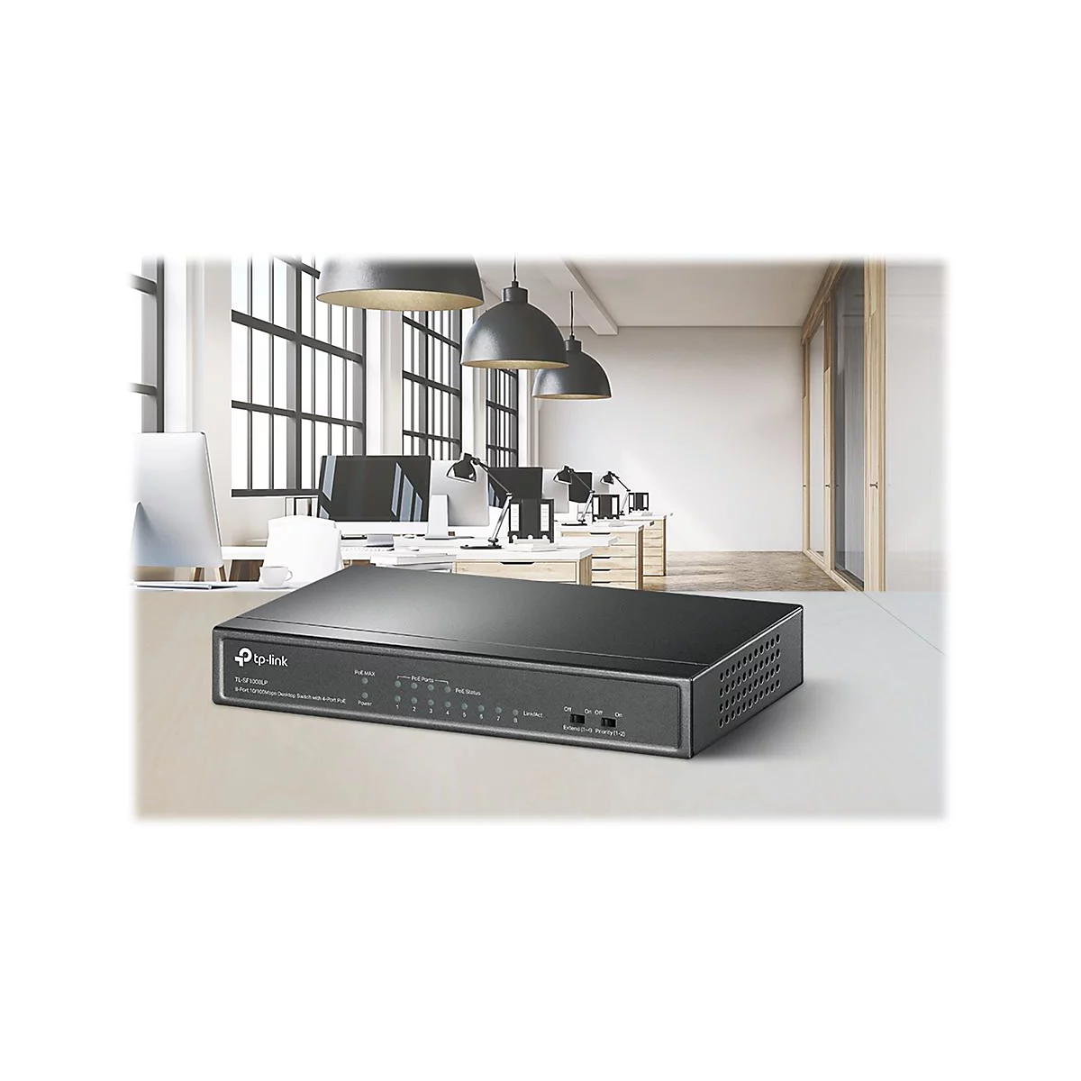 Ein schwarzer TP-Link-Switch liegt auf einem Tisch in einem BÃ¼roraum, im Hintergrund Schreibtische und Fenster.