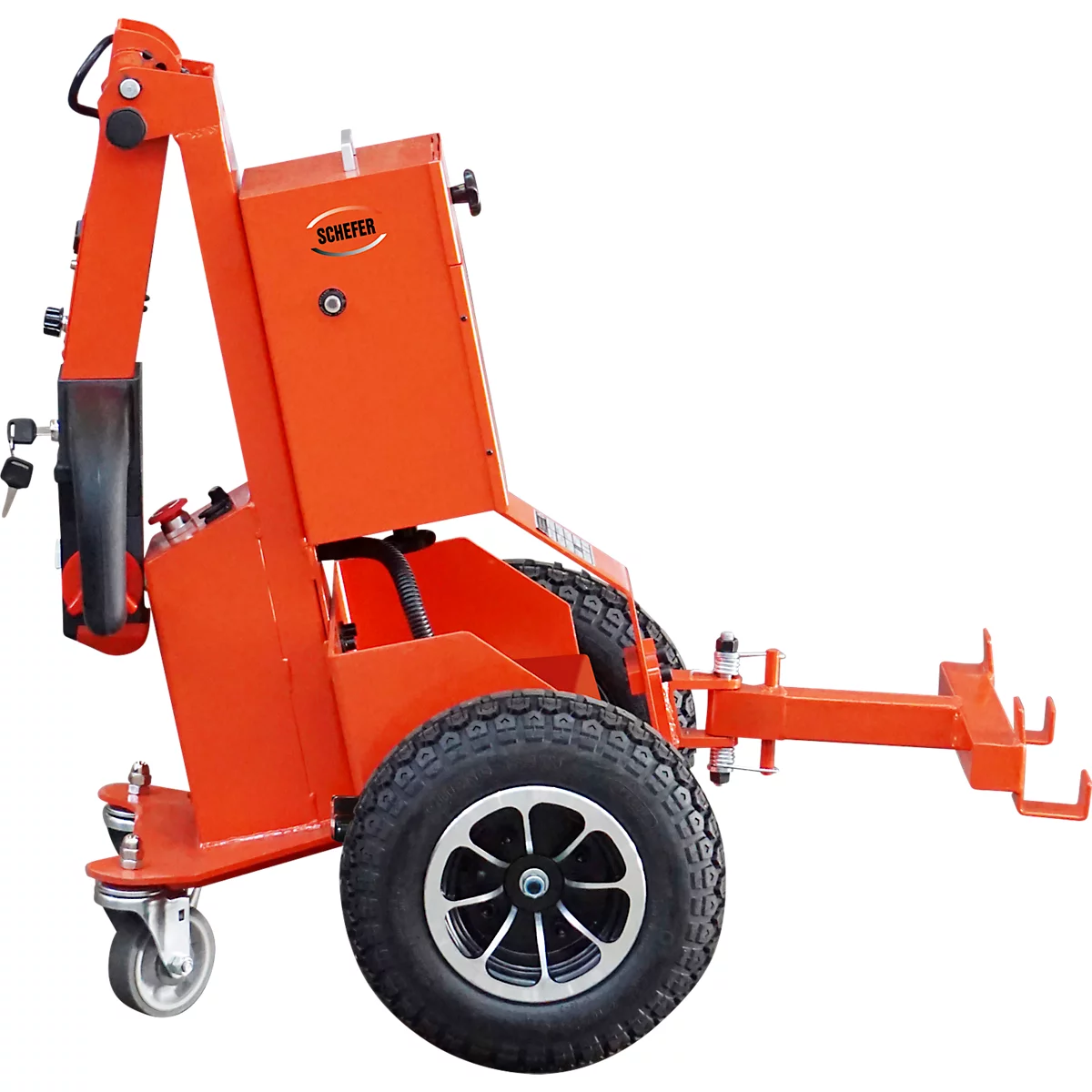 Tracteur en métal orange. Il est équipé de roues, d'une attache de remorque et d'une cabine avec le mot "Schefer".