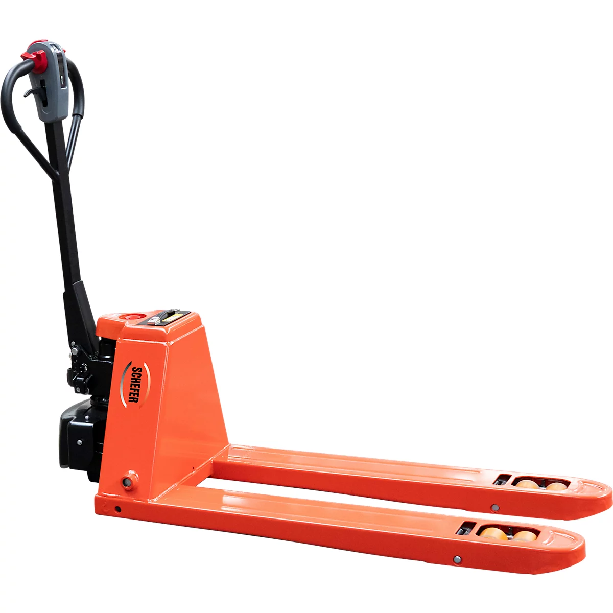 Un transpalette électrique orange avec une poignée noire, sur fond blanc. L'étiquette sur le côté indique l'inscription "SCHAEFER".