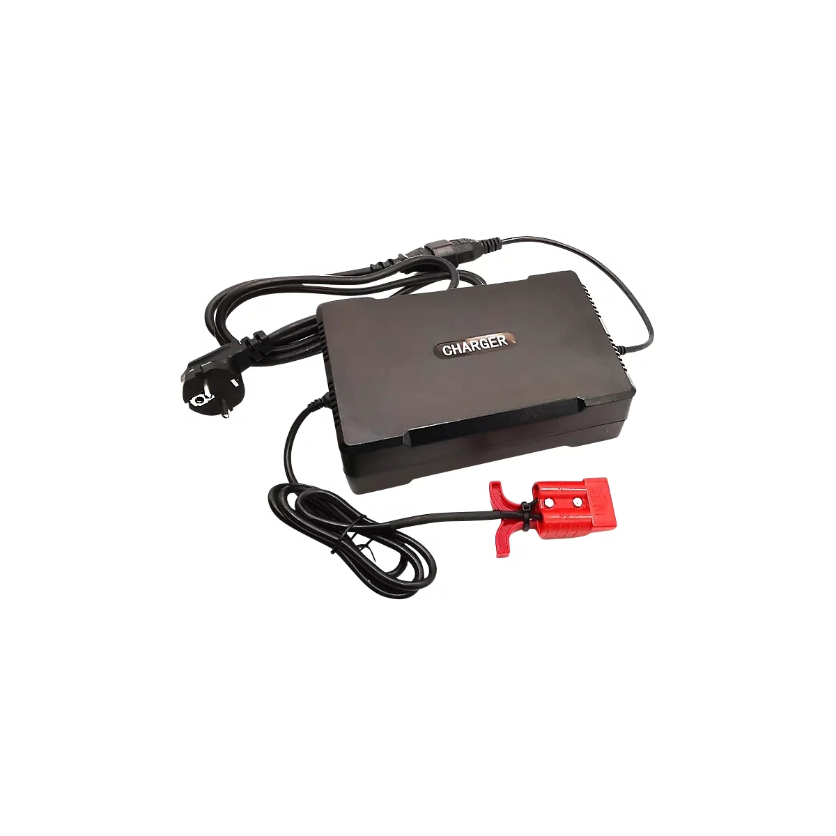 Chargeur noir avec connecteur rouge. L'appareil indique "CHARGER". Un câble d'alimentation avec prise est à côté.