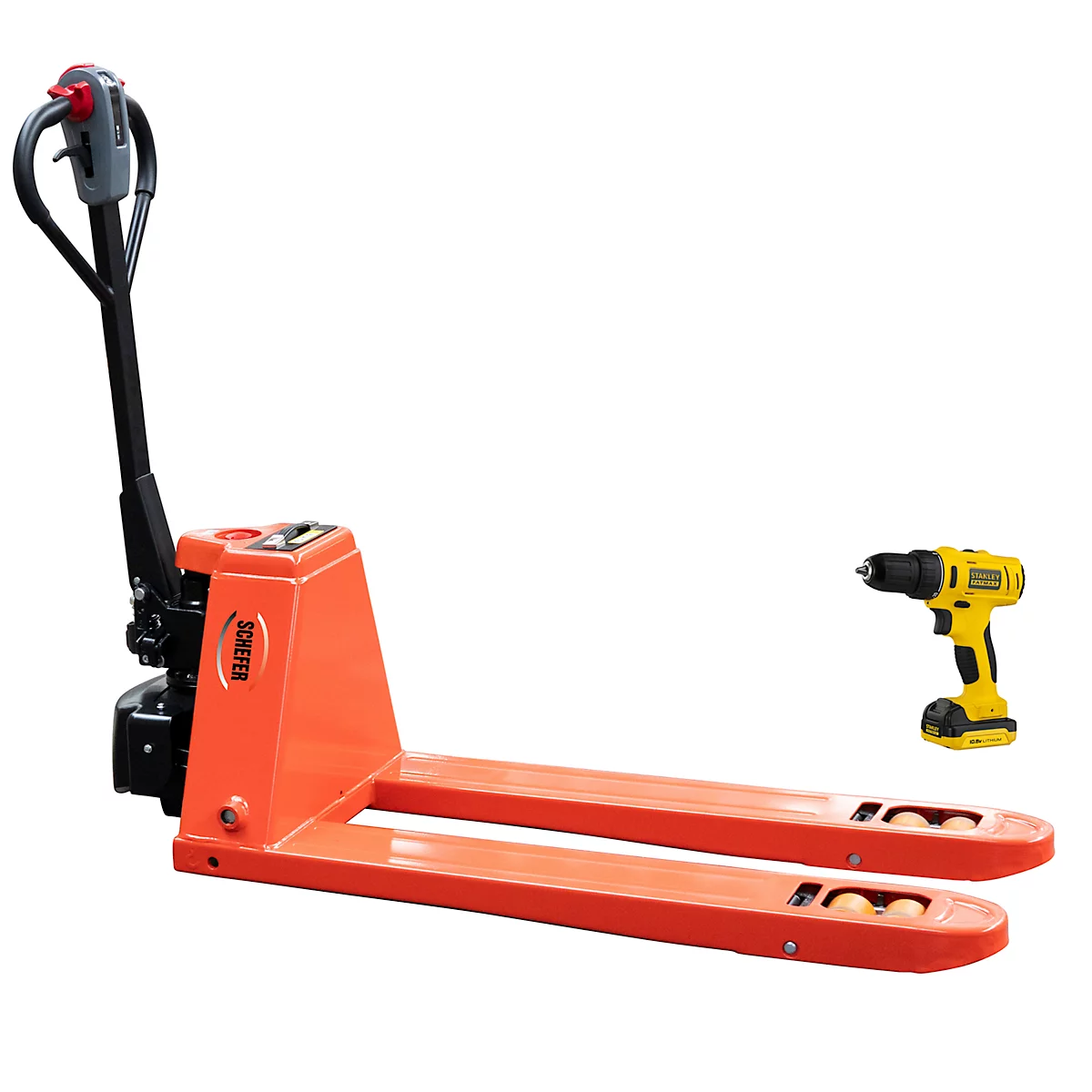 Transpalette électrique orange avec poignée noire et perceuse jaune. Le nom 'SCHAEFER' est inscrit sur le transpalette.