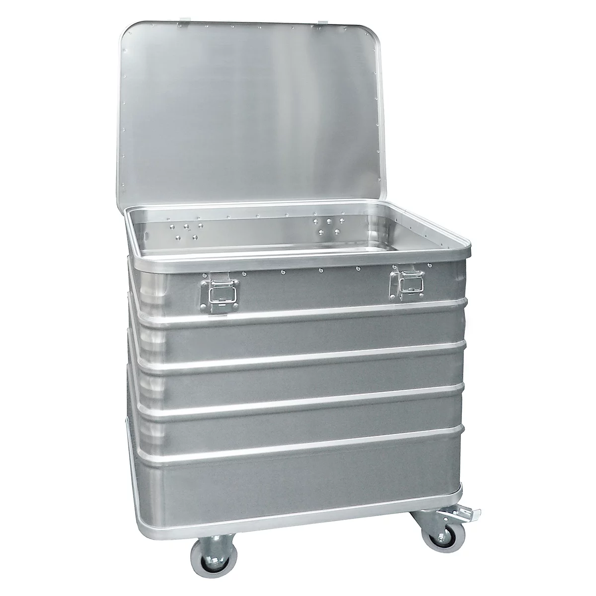 Caja de transporte plateada con tapa abierta sobre ruedas. Se ven asas y cierres.