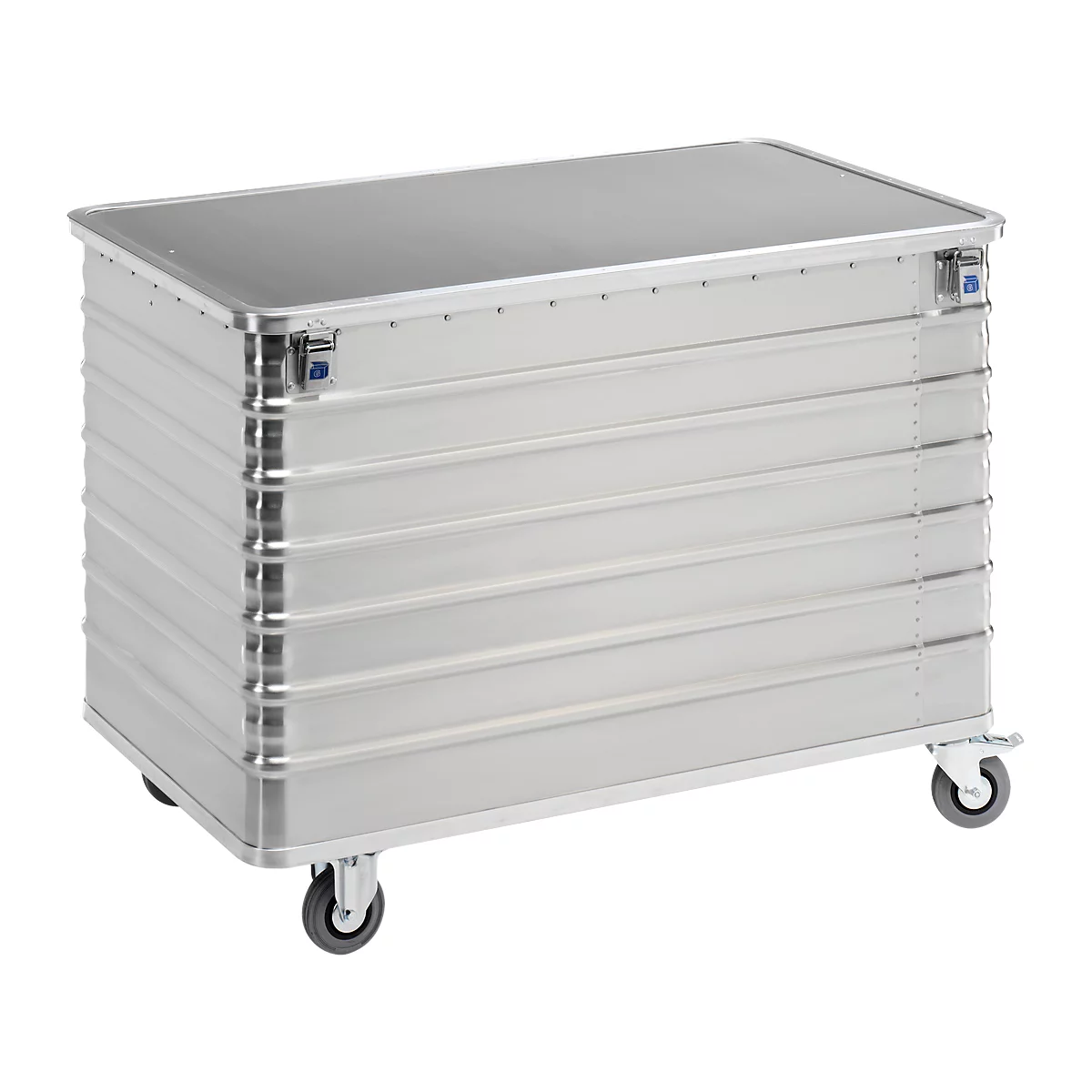 Caja de transporte plateada sobre ruedas. La superficie tiene ranuras horizontales, una tapa y cierres metálicos.