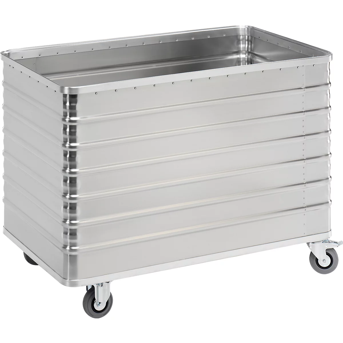 Metalen doos met wielen. De doos is zilverkleurig en heeft horizontale ribben. Wielen zijn aan elke hoek bevestigd.