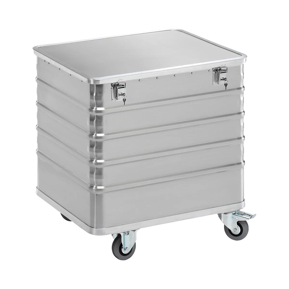 Zilveren transportbox met deksel en wielen. Twee sloten beveiligen het deksel. De behuizing is geribbeld.