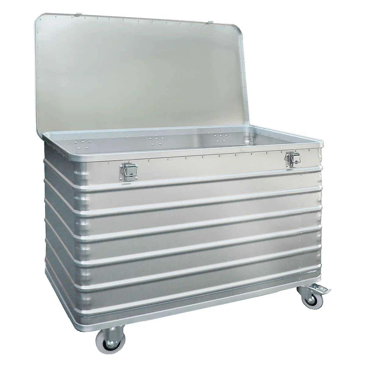 Een grote zilveren aluminium doos met een open deksel. De doos heeft wielen en is gegolfd.