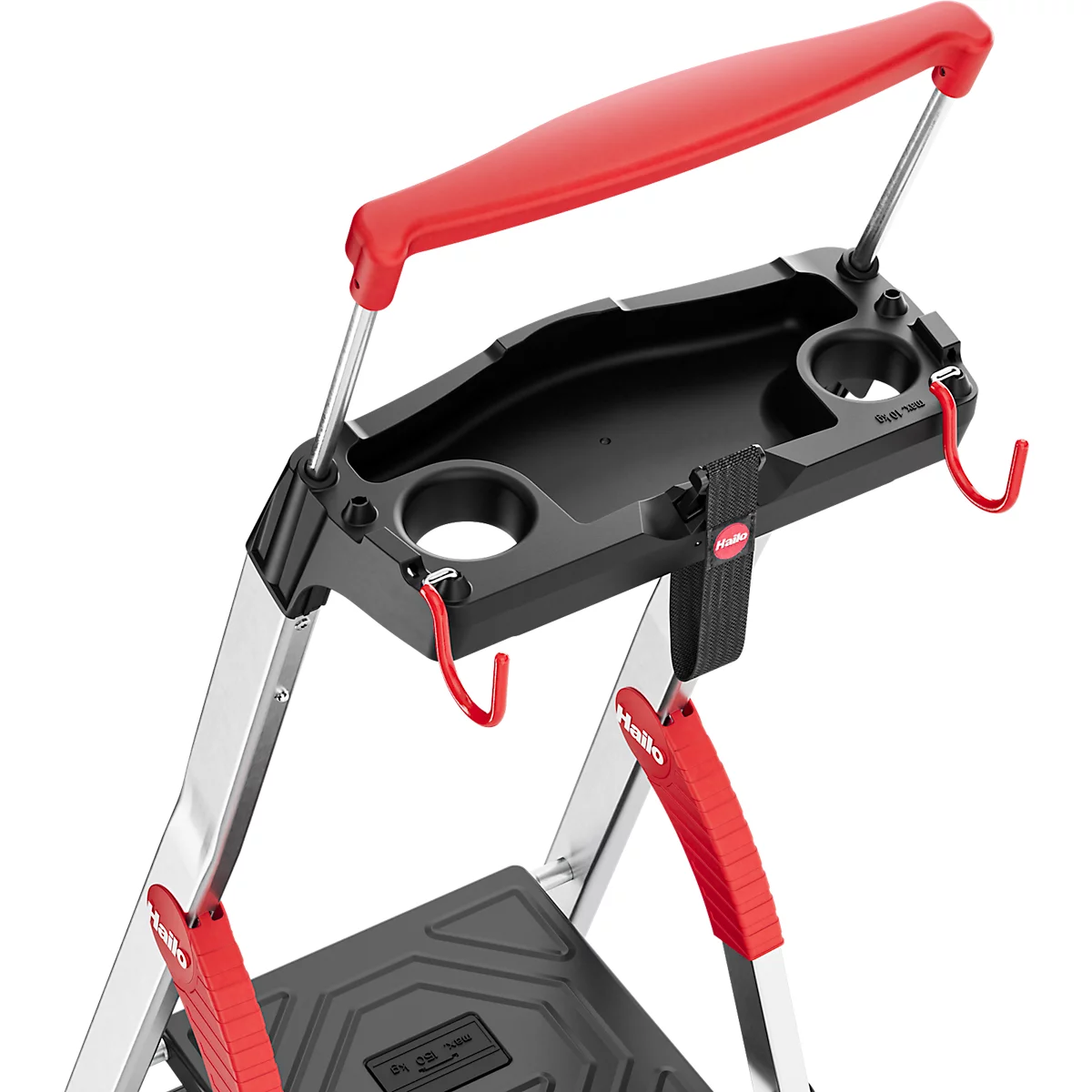 Detailopname van een zwart schap voor een ladder met rode haken en handvat. De ladder is gedeeltelijk van metaal.