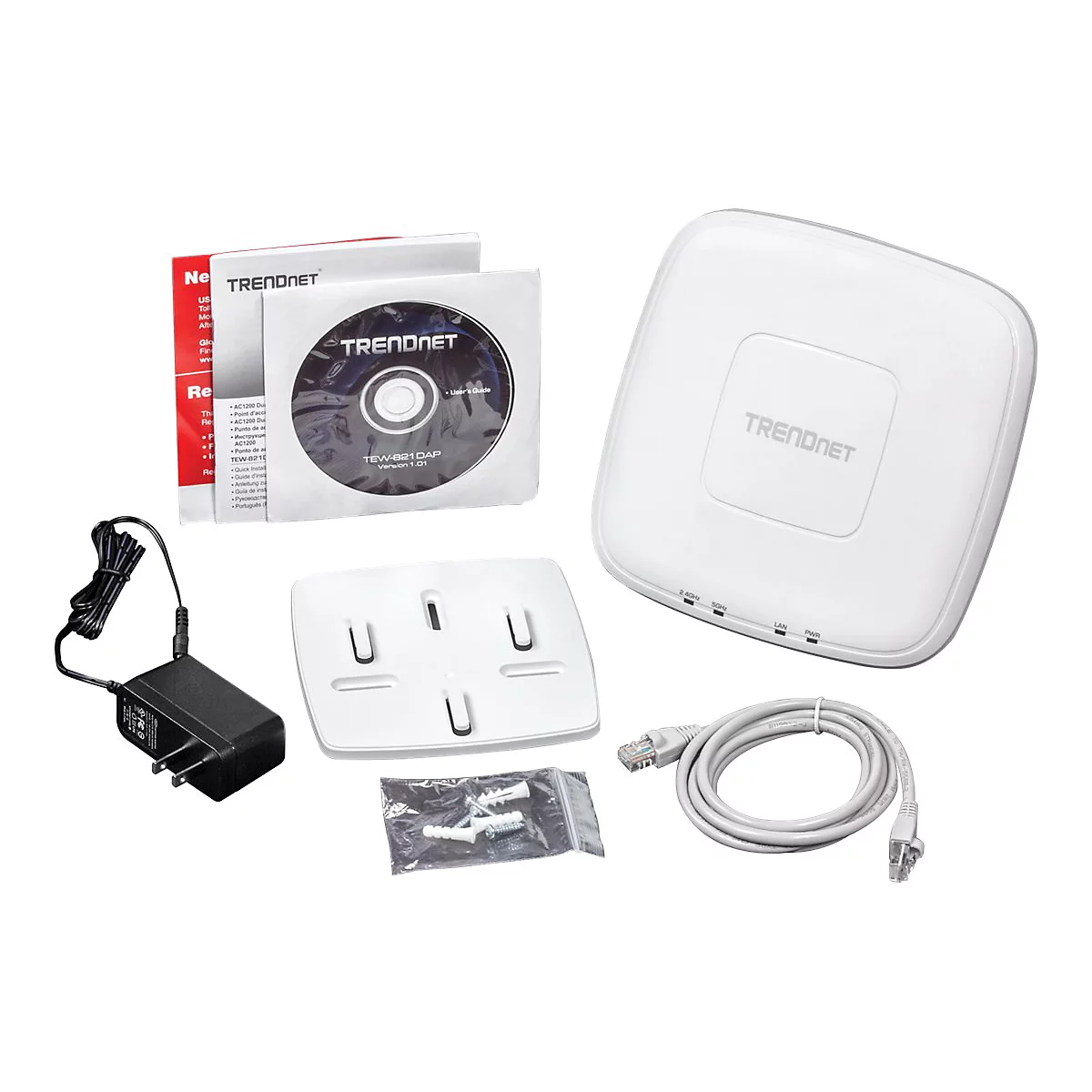 Draufsicht auf weiÃŸes TRENDnet-WLAN-GerÃ¤t mit ZubehÃ¶r wie CD, Netzteil und Kabel.
