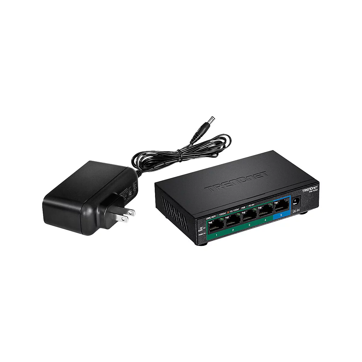 Schwarzer TRENDnet 5-Port Gigabit PoE Switch mit fünf LAN-Anschlüssen, Beschriftungen und zugehörigem Netzteil.