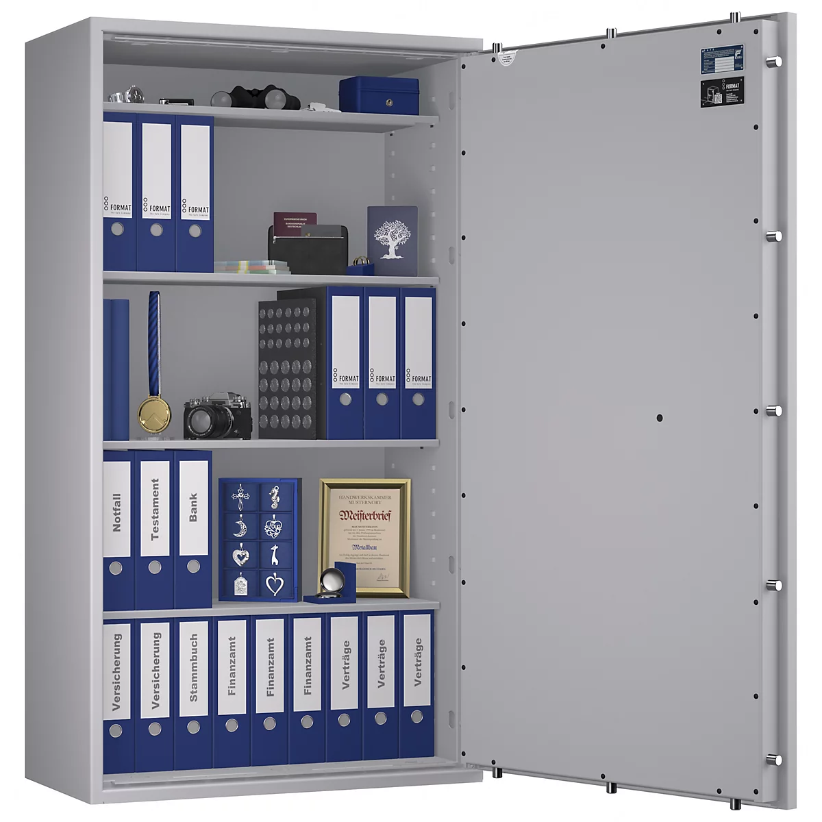 Ein geöffneter, grauer Tresor mit blauen Ordnern, Dokumenten, Schmuck und weiteren Gegenständen auf verschiedenen Regalen.