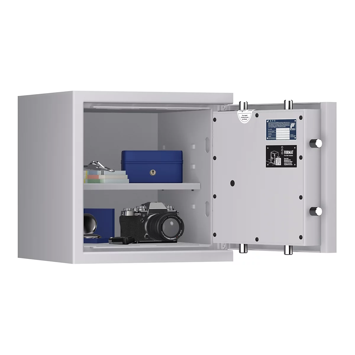Offener Tresor mit Inventar. Innen: blaue Box, Kamera, Papiere. Tür mit Schildern. Graue Metalloberfläche.