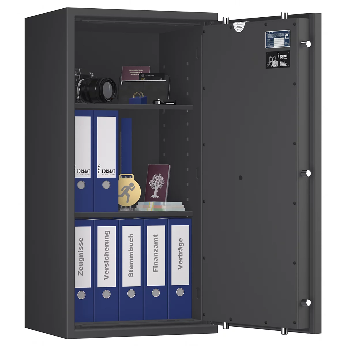 Grauer Tresor, geöffnet. In den Regalen befinden sich Ordner, eine Kamera, ein Reisepass und ein Pokal.
