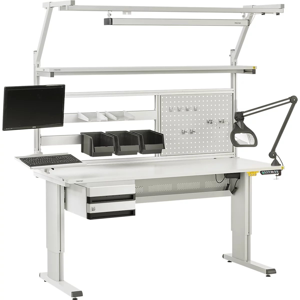 Weißer, höhenverstellbarer Arbeitsplatz mit Monitor, Schubladen, Werkzeugablage und Lampe.