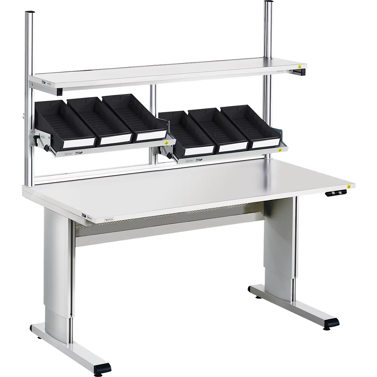 Ein grauer Werkbank mit Regalen und schwarzen Behältern. Die Werkbank hat eine helle Arbeitsfläche und Metallbeine.