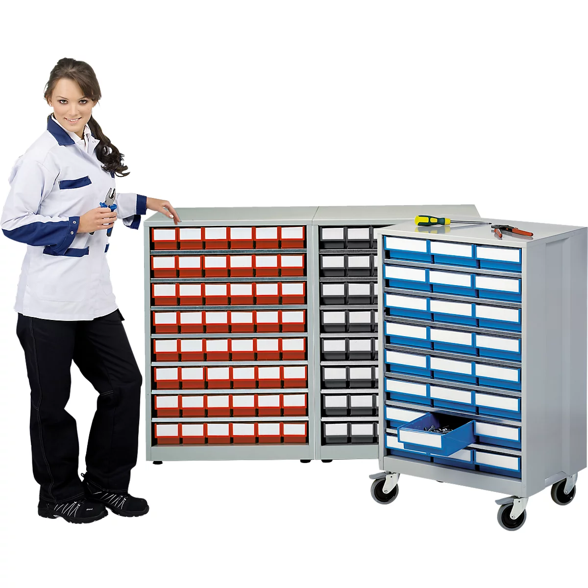 Una mujer con herramientas está de pie junto a dos armarios de herramientas con cajones de diferentes colores.