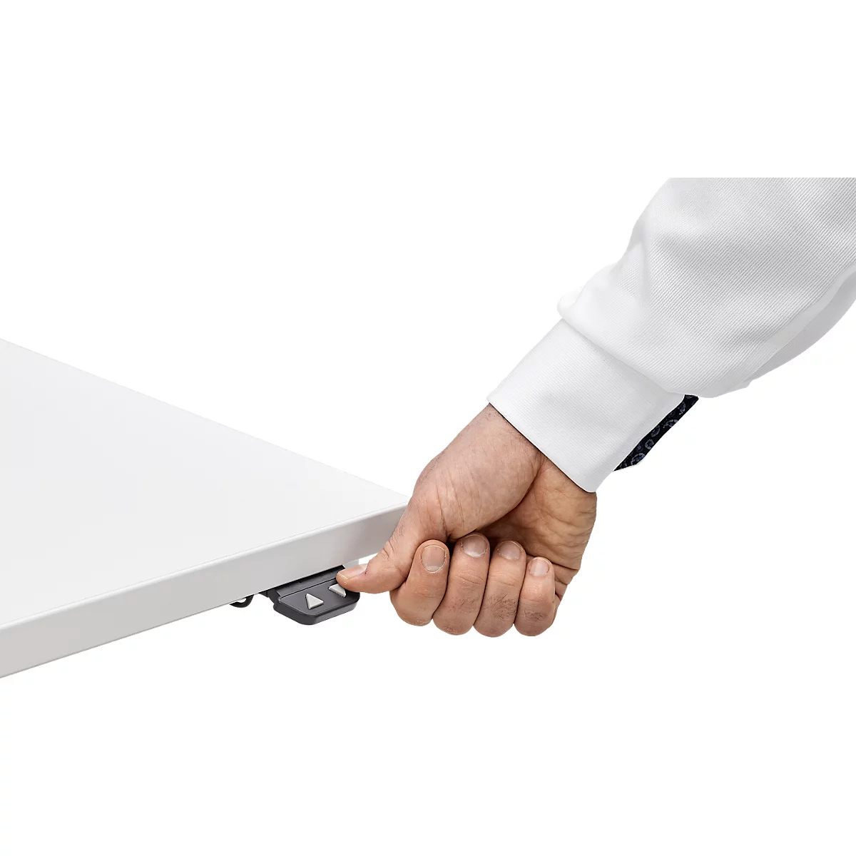 Main appuyant sur un bouton dans le coin d'un bureau blanc. Le bras porte une chemise blanche. L'opération de la table est montrée.