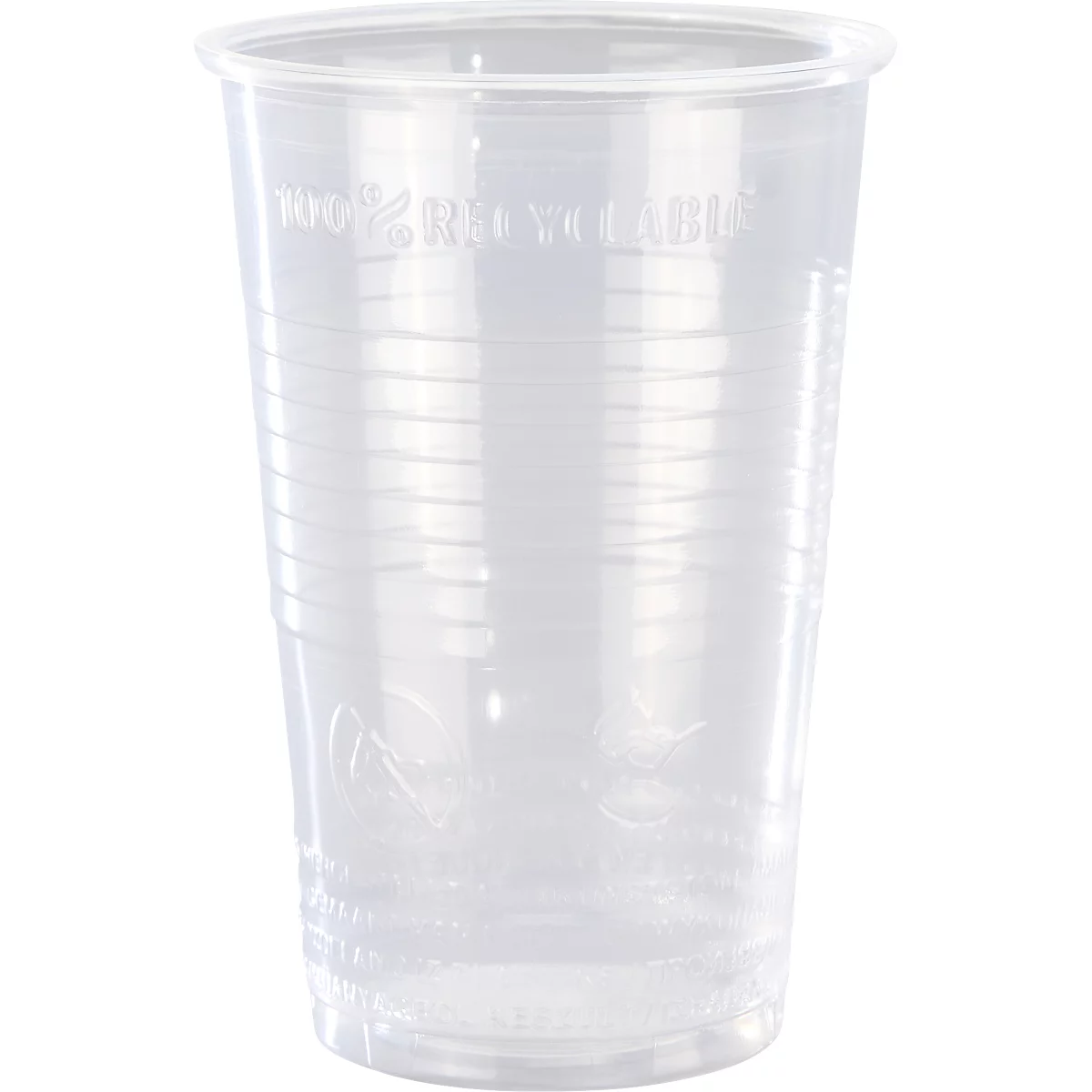 Transparenter Einwegbecher aus Kunststoff mit Prägung 100% RECYCLABLE vor neutralem Hintergrund.