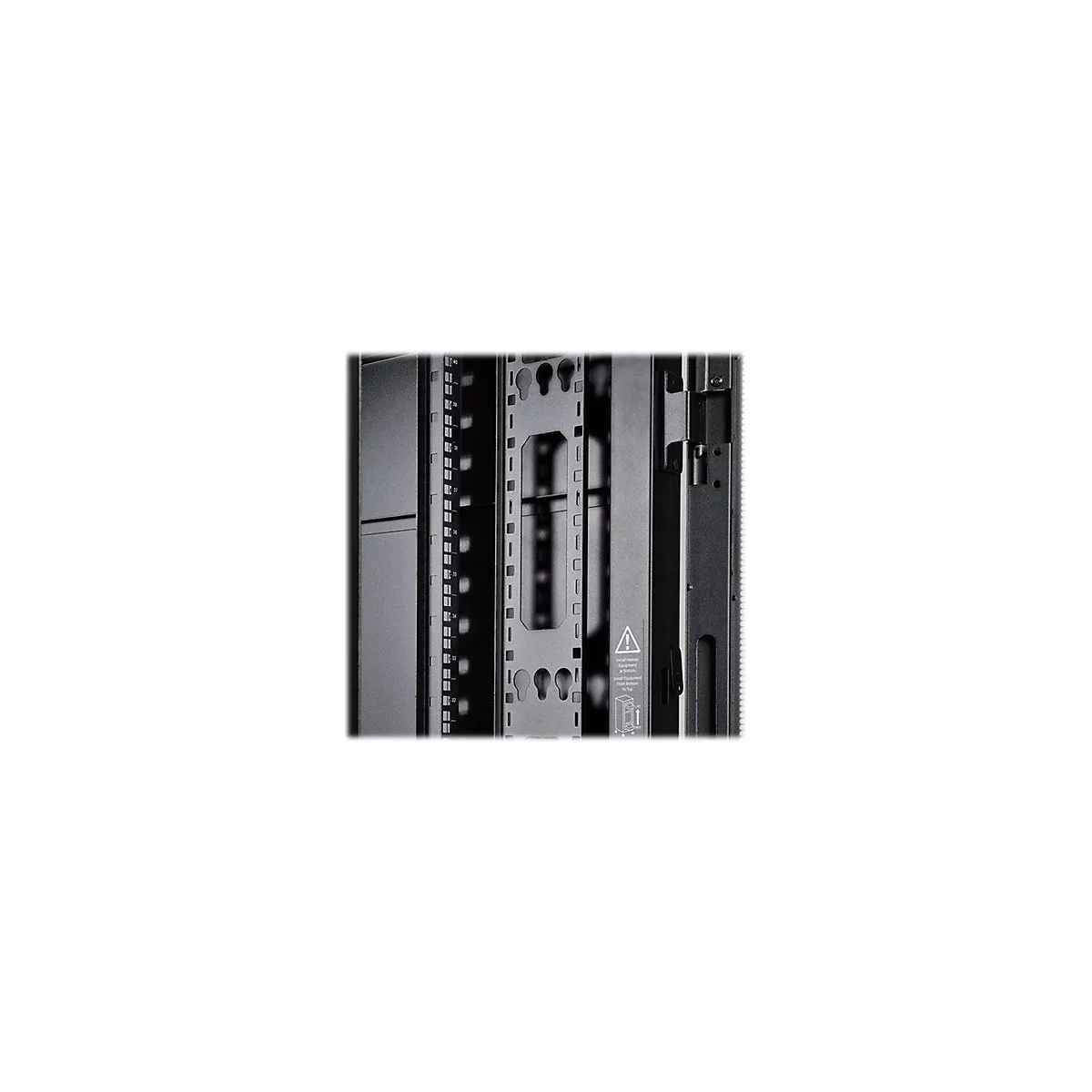 Detailaufnahme eines schwarzen Serverschranks mit nummerierten Schienen und einem Warnhinweis.