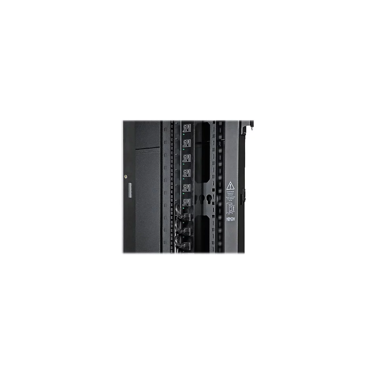 Detailaufnahme einer schwarzen Rack-Montage mit Steckdosen und Warnhinweisen.