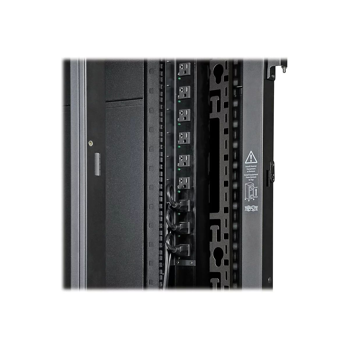 Detailaufnahme einer schwarzen Stromverteilereinheit in einem Serverschrank mit Steckdosen und Warnhinweisen.