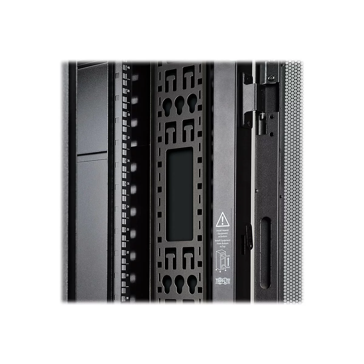 Nahaufnahme eines schwarzen Serverschranks mit nummerierten vertikalen Schienen. Ein Hinweisschild mit Piktogramm ist zu sehen.