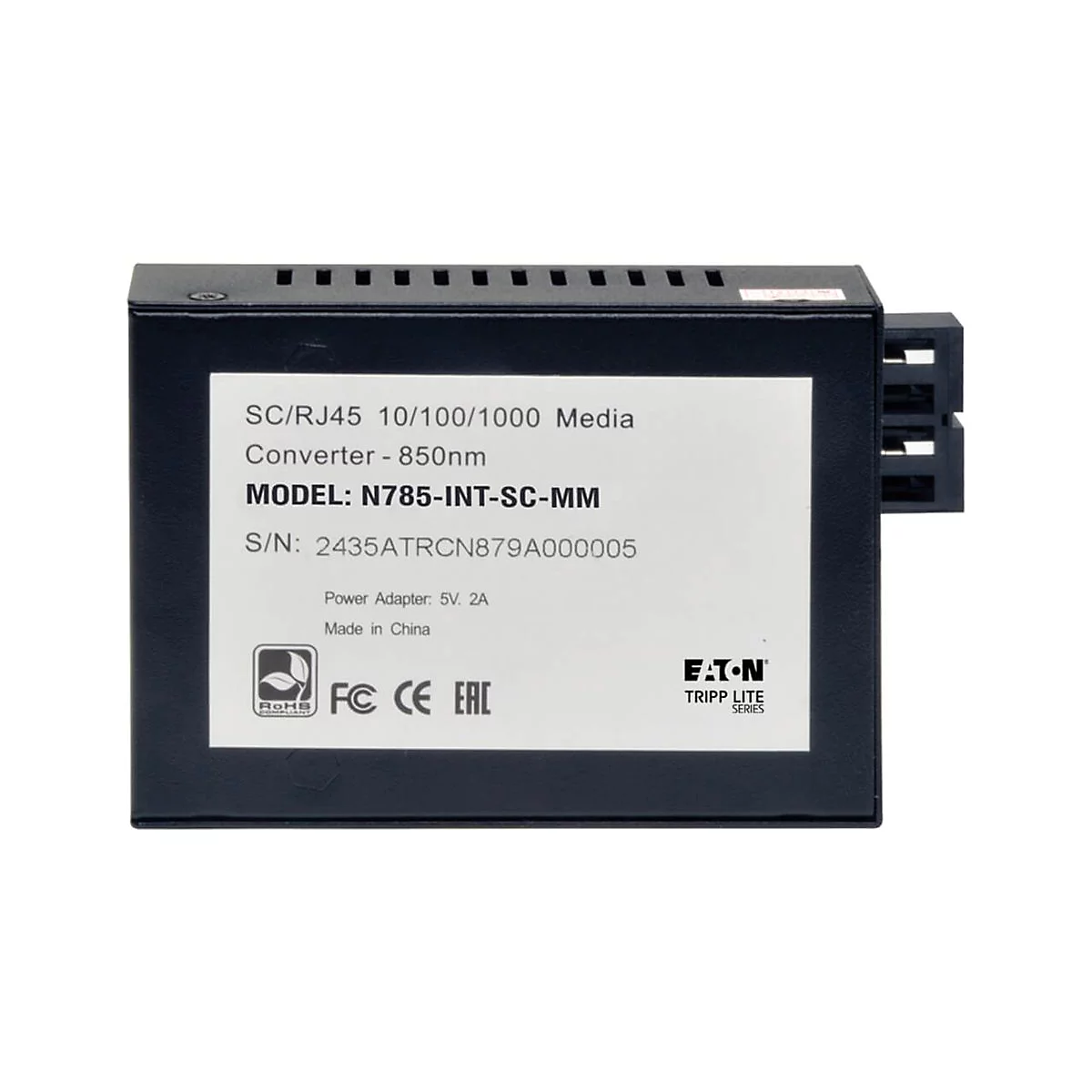 Ein schwarzer Medienkonverter mit einem weißen Etikett mit Text. Auf dem Etikett steht "SC/RJ45 10/100/1000 Media Converter - 850nm" und weitere Details.
