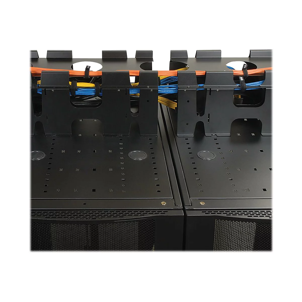 Schwarzer Serverschrank mit Kabelmanagement. Mehrfarbige Kabel, in den Schrank gefuehrt.