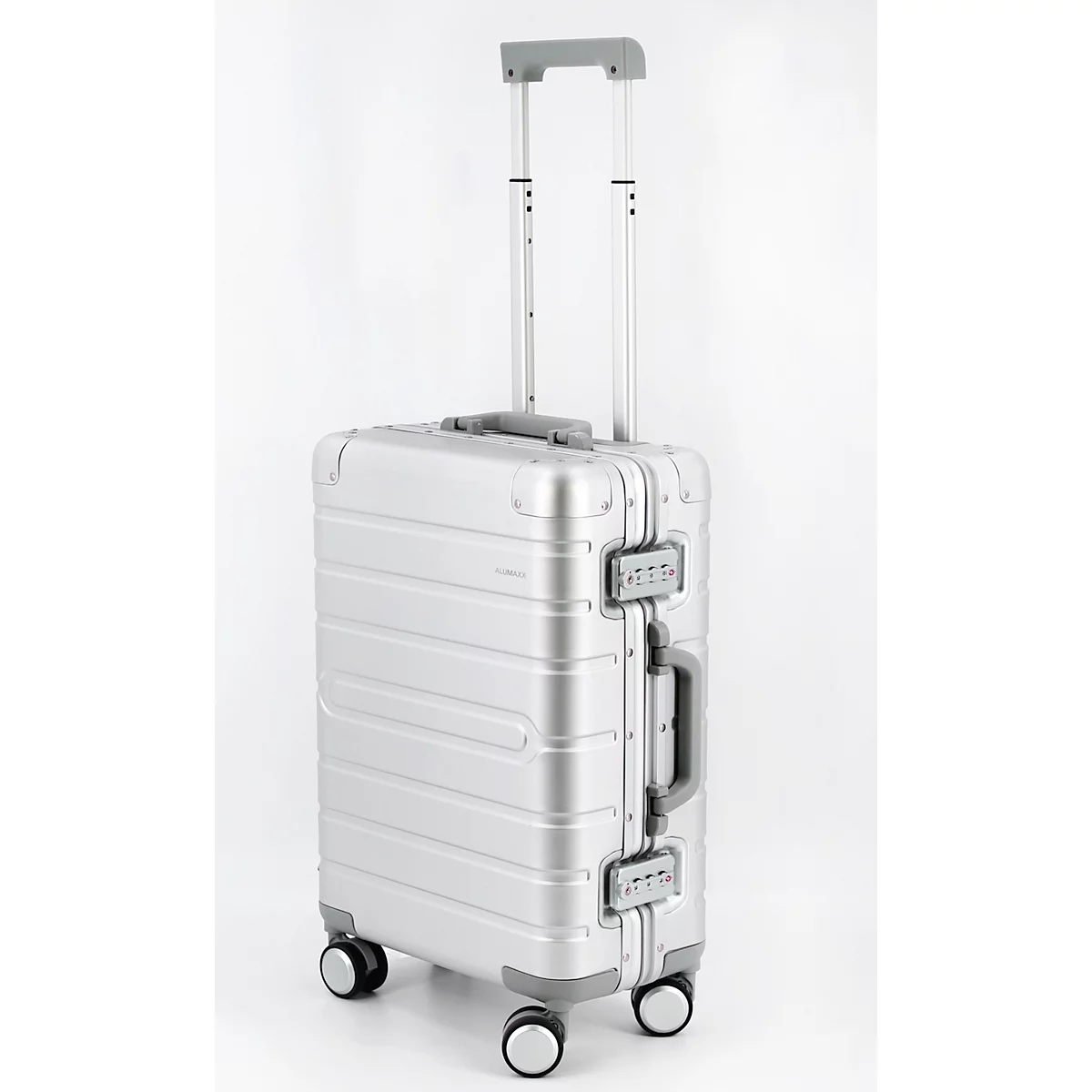 Valise à roulettes argentée avec poignée extensible et serrures à combinaison, sur fond blanc.