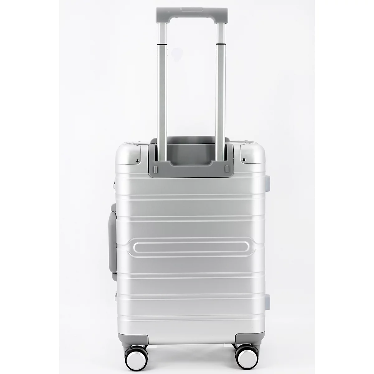 Valise argentée avec poignée rétractable, quatre roues et rainures horizontales. Accents gris. Fond blanc.