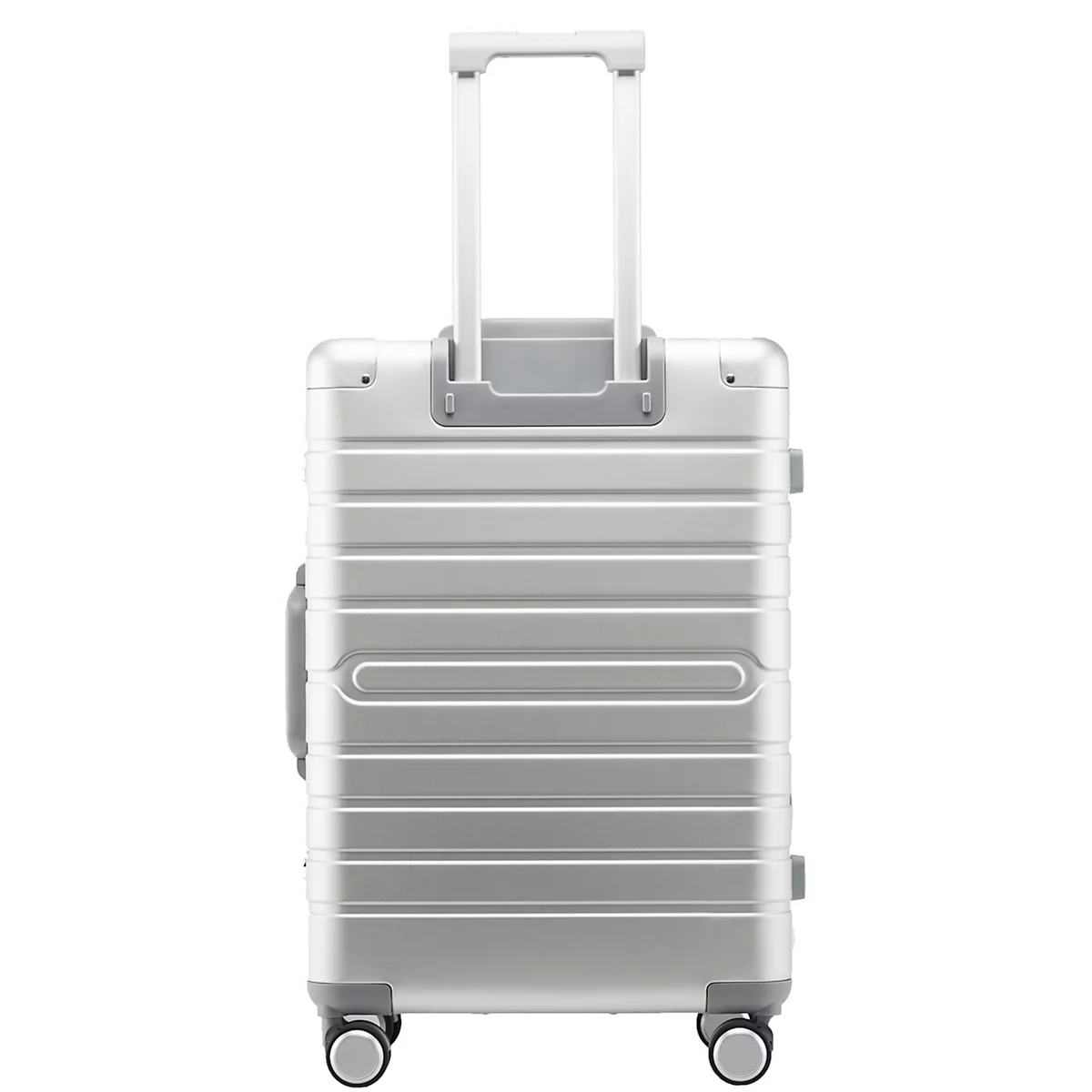 Een zilveren trolley, verticaal uitgelijnd, met uitschuifbare handgreep, wielen en handvat aan de zijkant.