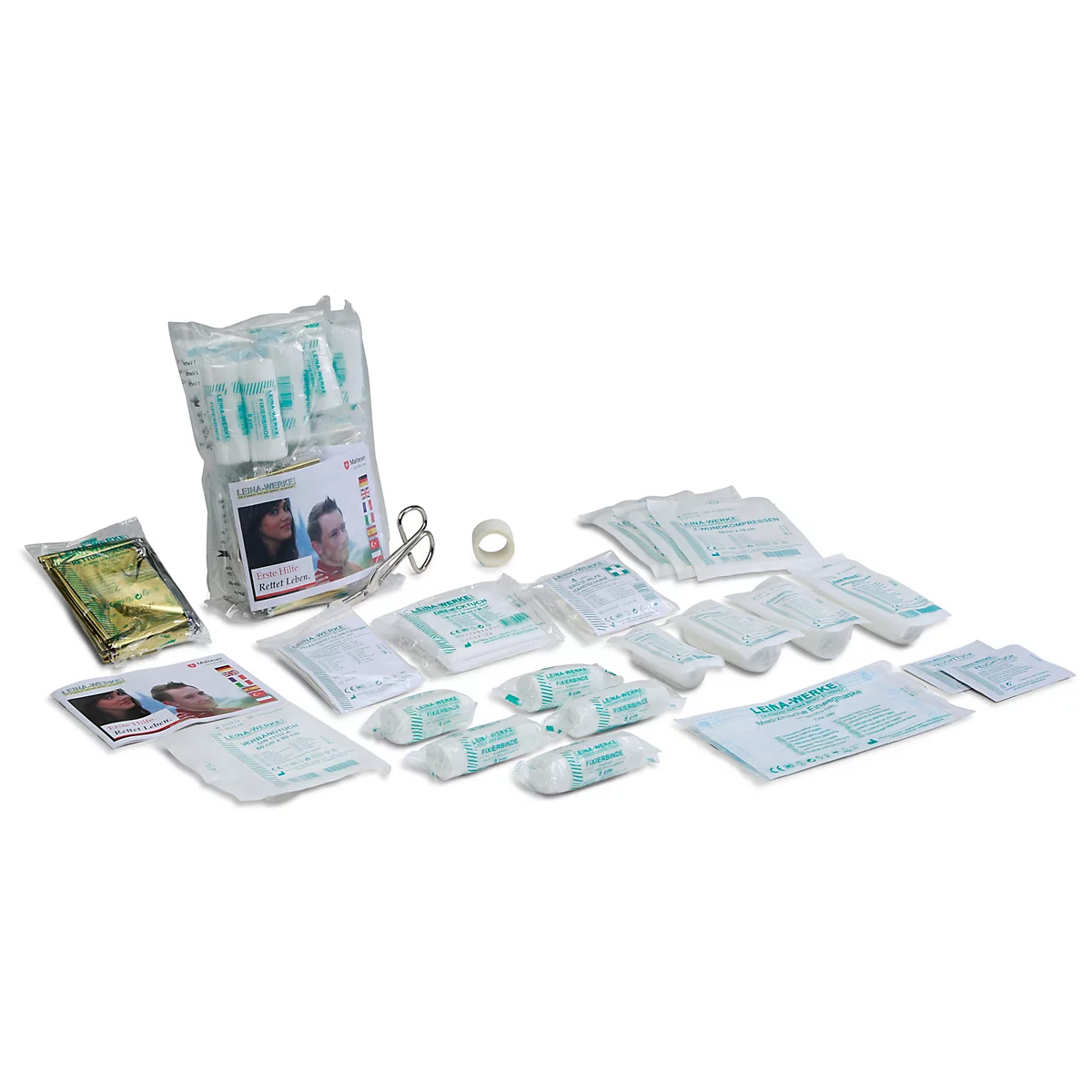 Un kit de premiers secours avec divers articles médicaux comme des bandages, des compresses et des ciseaux sur fond blanc.