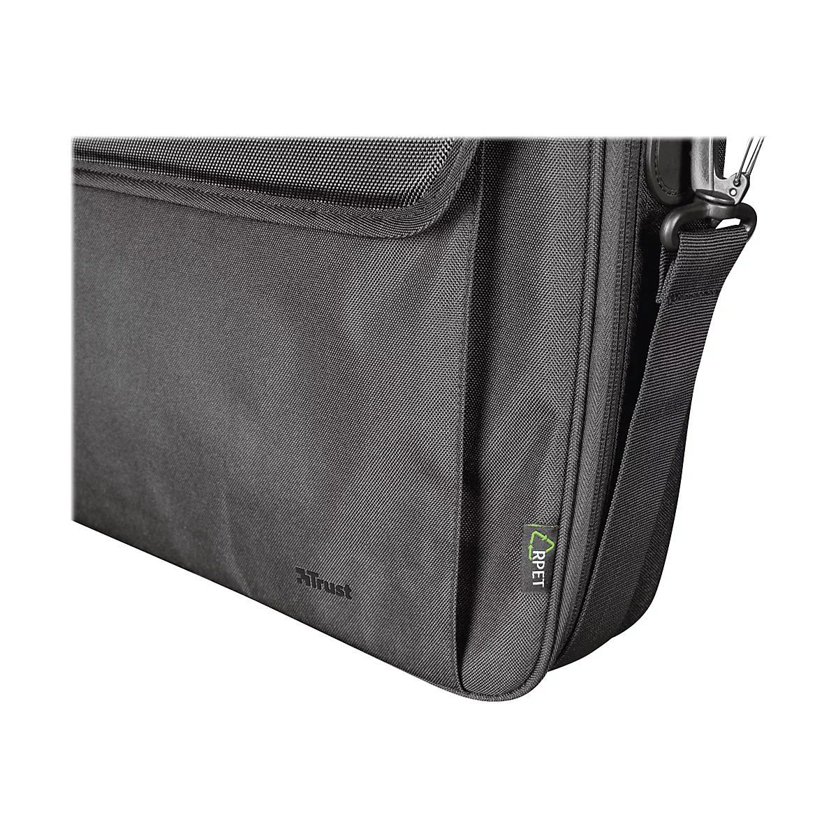Nahaufnahme einer schwarzen Laptoptasche mit Trust-Logo und grünem RPET-Etikett.