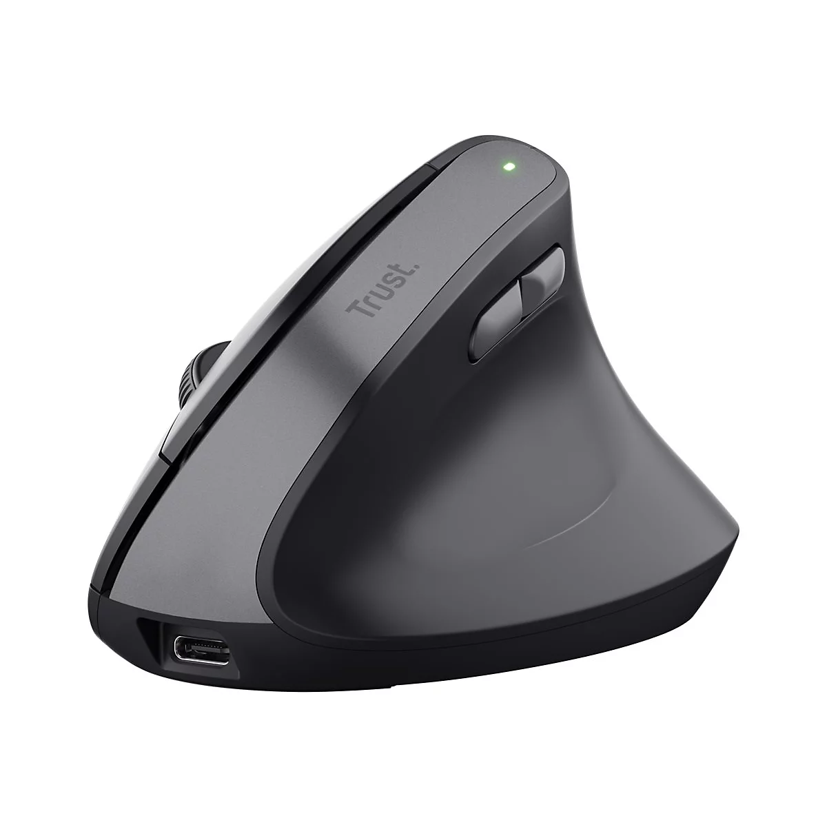 Schwarze, vertikale Trust-Ergonomie-Maus mit LED-Anzeige und USB-C-Anschluss auf weißem Hintergrund.