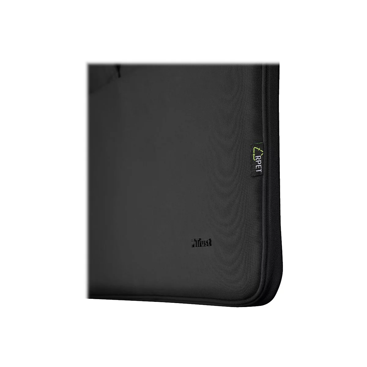 Detailansicht einer schwarzen Laptoptasche mit einem dezenten Trust-Logo und einem grünlichen R-PET-Label.