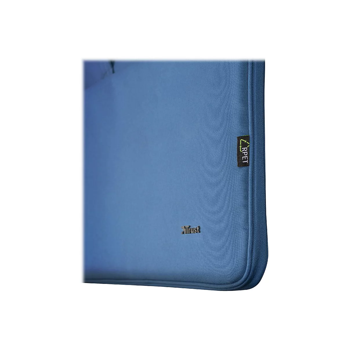Detailaufnahme einer blauen Laptoptasche mit Trust-Logo und kleinem RPET-Etikett an der Seite.