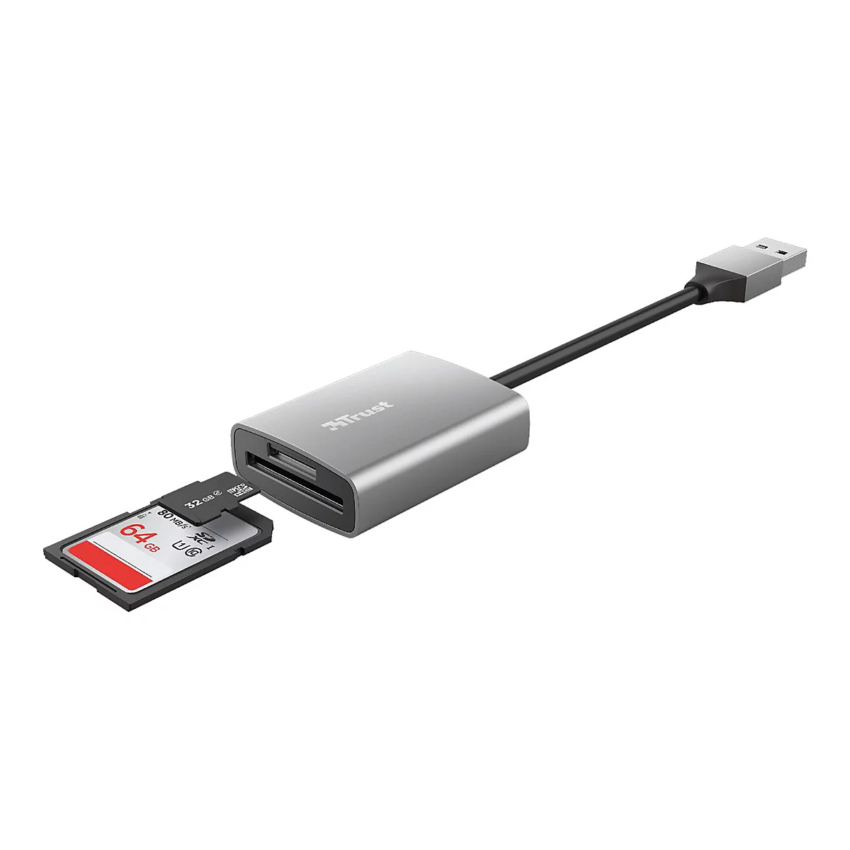 Grauer Trust Kartenleser mit USB-Kabel, in den eine Speicherkarte halb eingesteckt ist.
