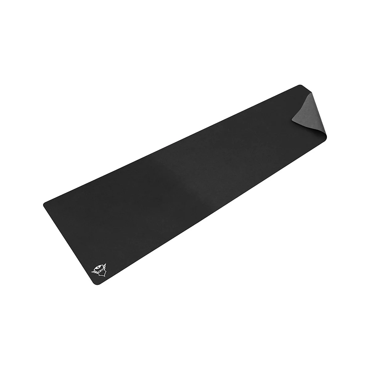 Eine schwarze, rechteckige Mauspad mit abgerundeten Ecken und einem gerollten Eck. Unten links ist ein Logo.